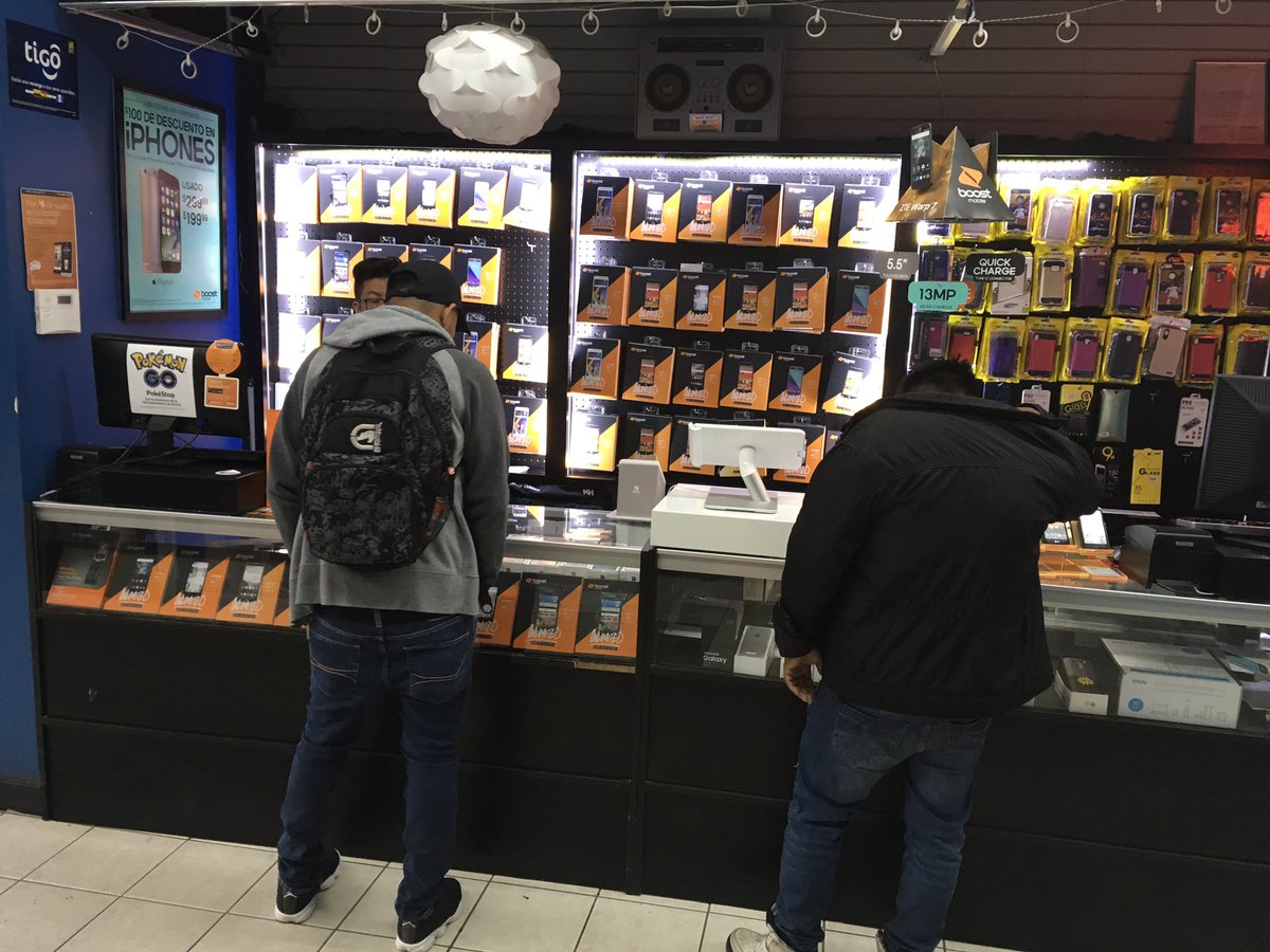 BlessTae22's tweet photo. Even on the rainy days Everyone is still out asking about @boostmobile ❤️ it👍🏾👍🏾@AWI_Tom @Eric_K_Wong @Allin_SPG @Kedez_SPG https://t.co/4w0zuw2LXg