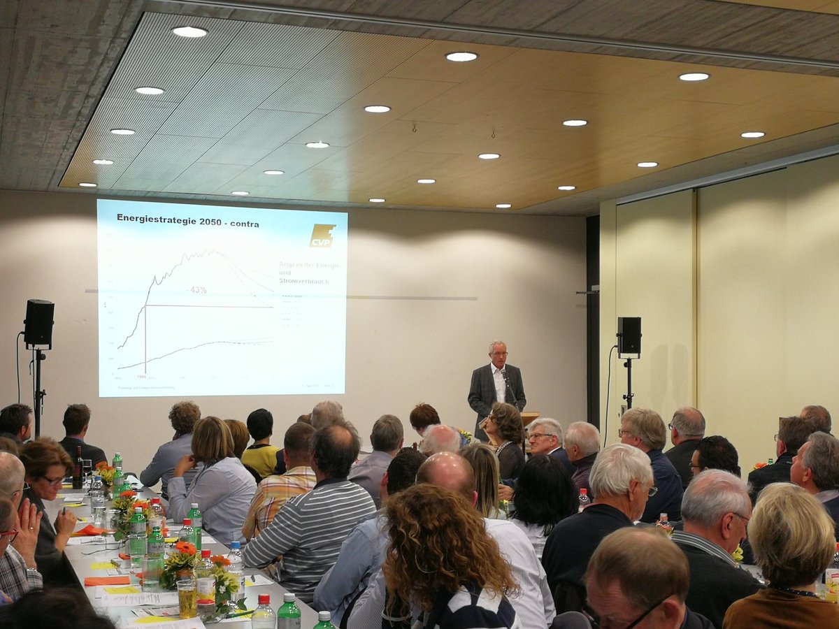 TheDudeLebovski's tweet photo. Unsere GR @BucherRalf und Martin Steinacher stellen Pro-/Contra-Argumente vor und diskutieren anschliessend über #ES2050. #DVCVPAG https://t.co/ylwK1ybcsA