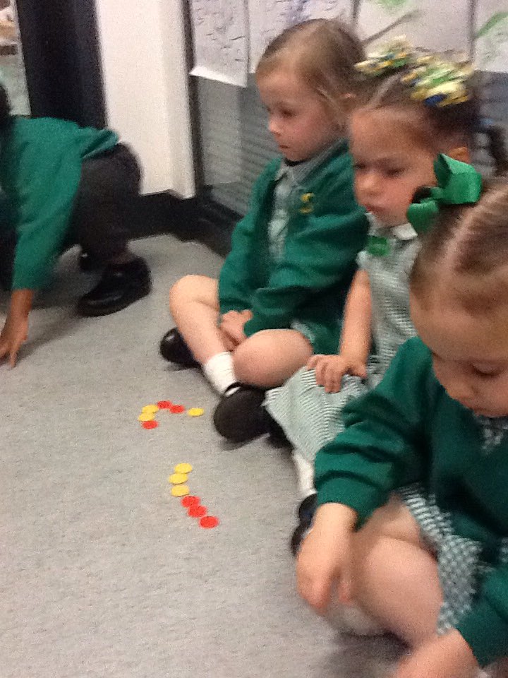 SVPEYFS's tweet photo. Using double sided counters to represent eggs hatching in maths today #concreteapparatus #numberbonds #making6 @svpprimary https://t.co/JBZydxEGm3