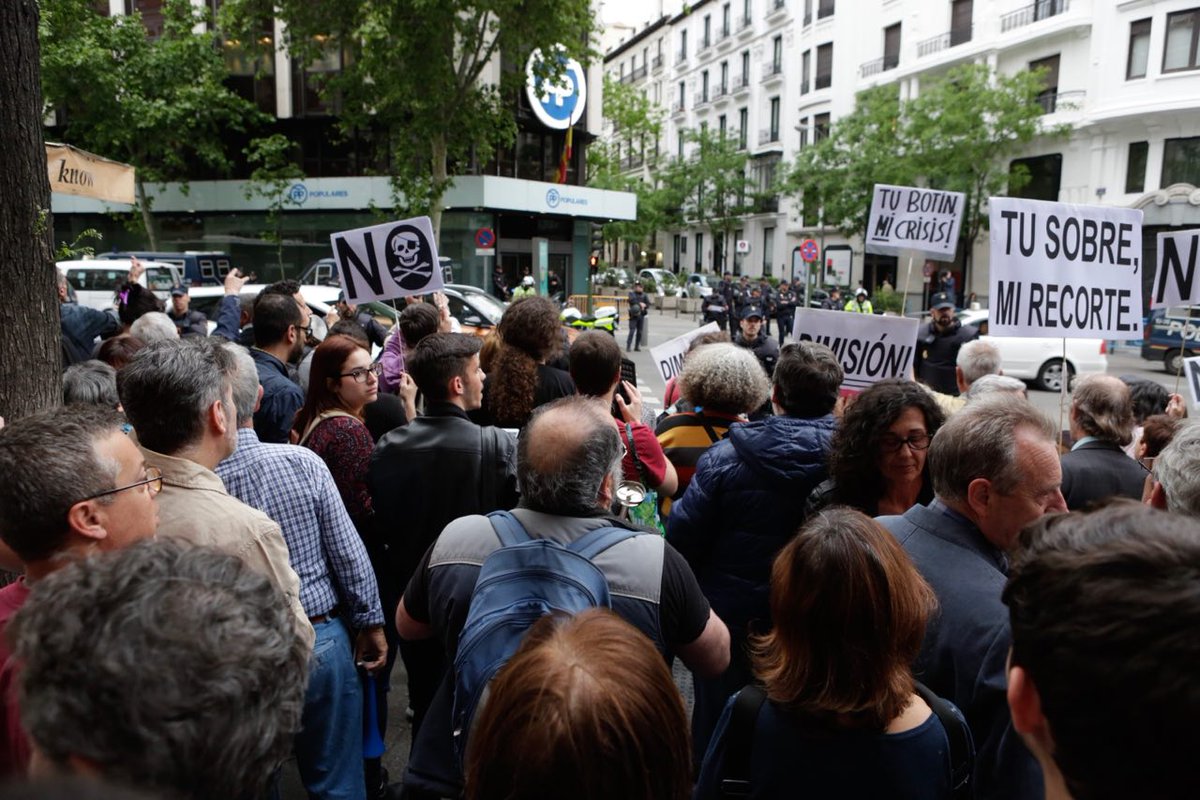 IzquierdaUnida's tweet photo. Tu sobre, mi recorte. Tu botín, mi crisis. #CaceroladaGénova #MadridSinMafia https://t.co/WOQYW73q2m