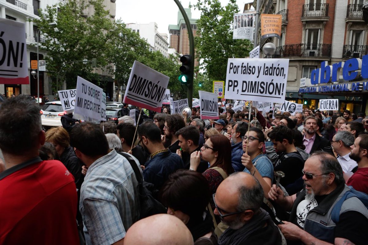 IzquierdaUnida's tweet photo. Tu sobre, mi recorte. Tu botín, mi crisis. #CaceroladaGénova #MadridSinMafia https://t.co/WOQYW73q2m