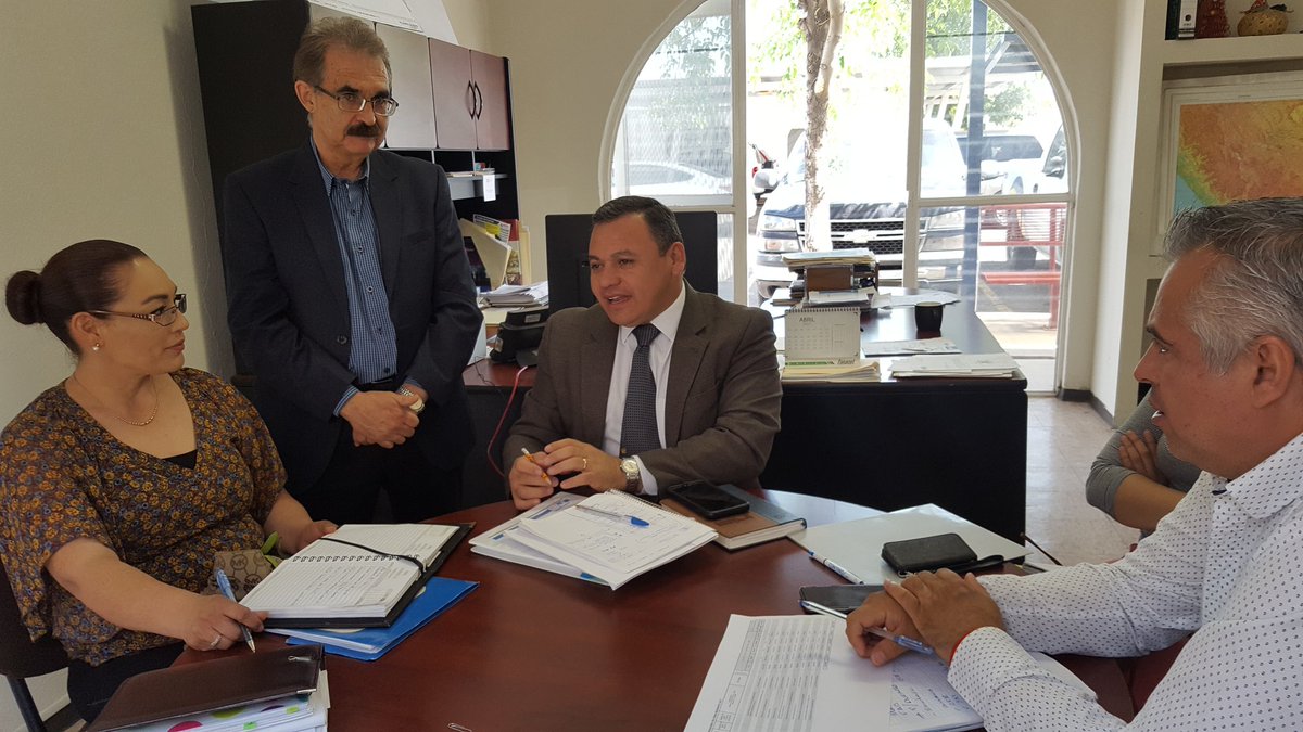 IMPLANDGO's tweet photo. Trabajando en Coordinación las distintas Direcciones Mpales con la @SEDESOE acuerdos en materia de Obra Pública.
#FAIS #PAOP2017 #convenios https://t.co/kJliUiTWaH
