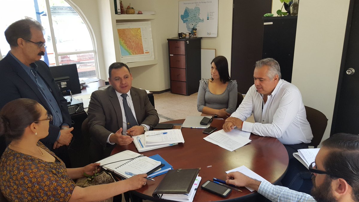 IMPLANDGO's tweet photo. Trabajando en Coordinación las distintas Direcciones Mpales con la @SEDESOE acuerdos en materia de Obra Pública.
#FAIS #PAOP2017 #convenios https://t.co/kJliUiTWaH