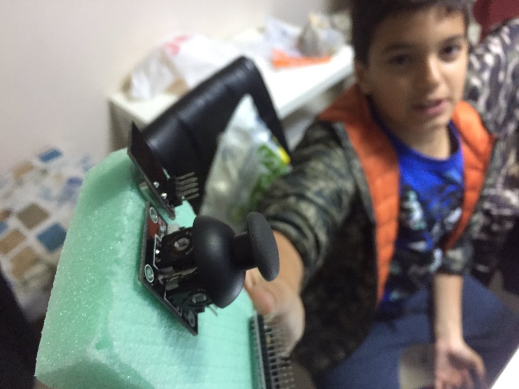 stemistlab's tweet photo. Bugün akademik şubeden kare. 
#minircgemi için son rötuşlar.Konsolu hazırladı stemistler! #Arduino #nrf #joystik takıldı! #rcship #gemi #nrf https://t.co/3lFVYcDLiw