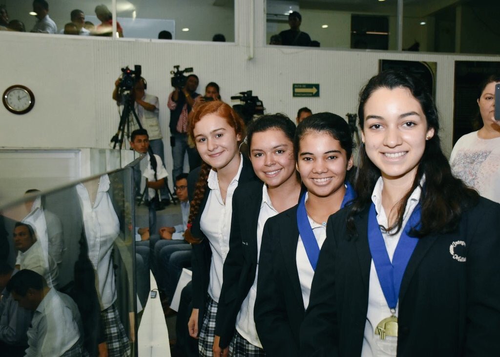 rbarbozasosa's tweet photo. Tabasco #EnLaVidaNoDebeFaltar
Estudiantes ganadoras #robogames2017 invitadas por legisladores al @CongresoTab donde les roban iPhone7 https://t.co/O2MURNtXZH