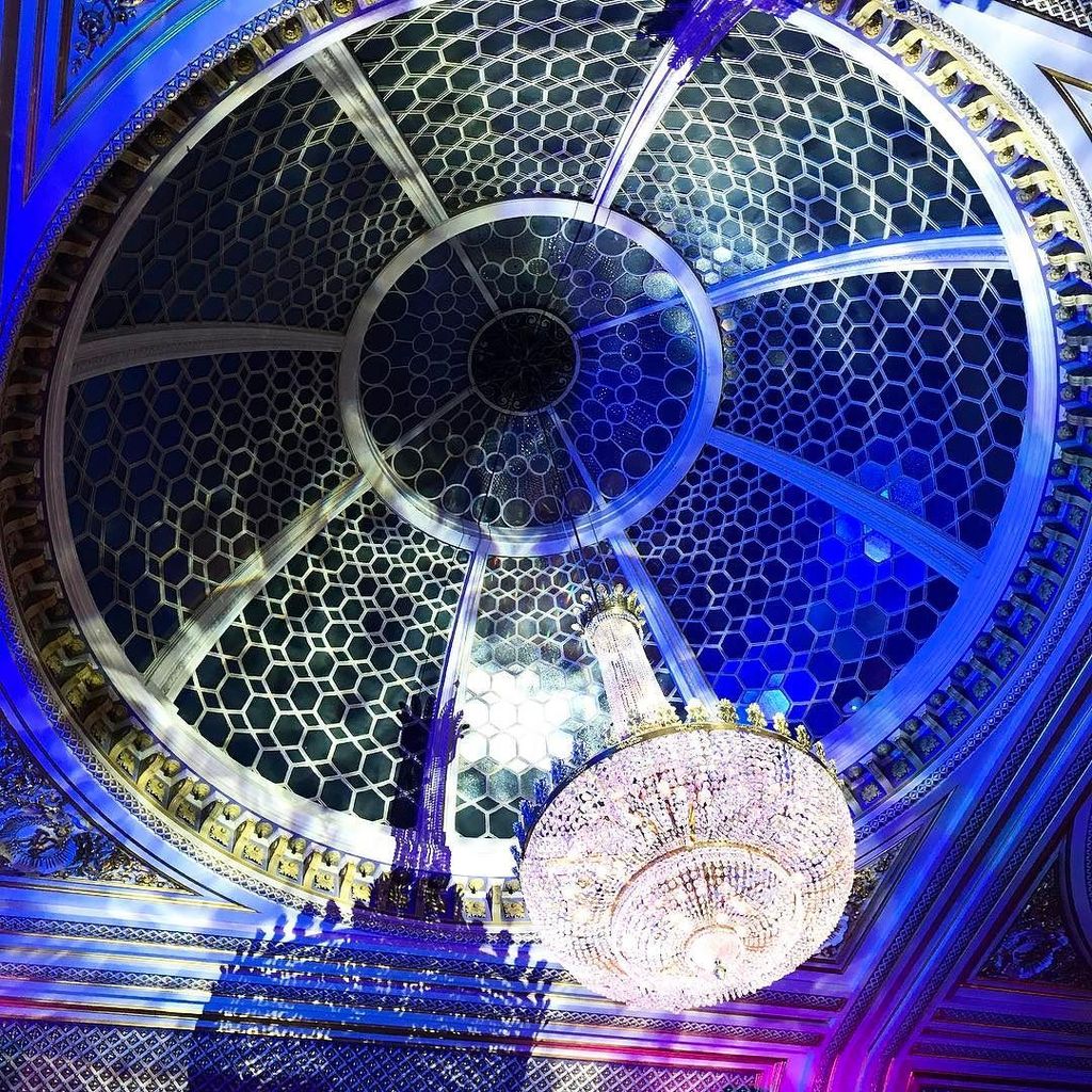 katecshaw's tweet photo. #awardsceremony #employerbranding #ebmawards #classicbuilding #cityoflondon #domeceiling #chandelier @living_group… https://t.co/Xt92Y8Ic5z https://t.co/bNOAEPTZu5