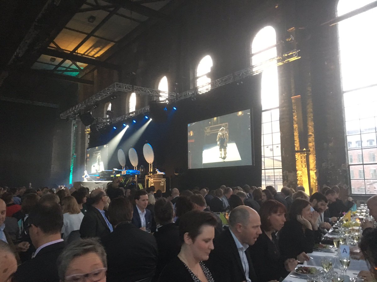 Skymmlaren's tweet photo. Jag fullkomligt älskar kvällens konferencier i form av dansande robot :) #SIR17 https://t.co/vXFM344jgq