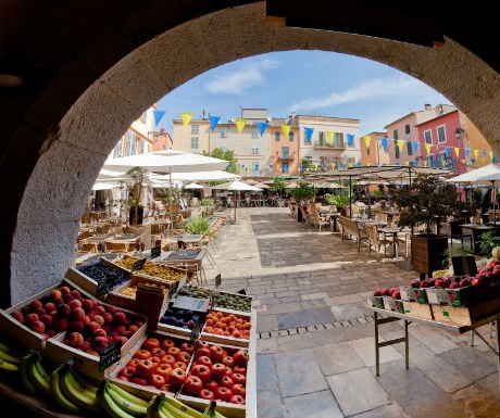 luxurytravel's tweet photo. 5 great reasons to visit Provence in the Spring https://t.co/pNMLN5GtkG https://t.co/SesqxD2DvY