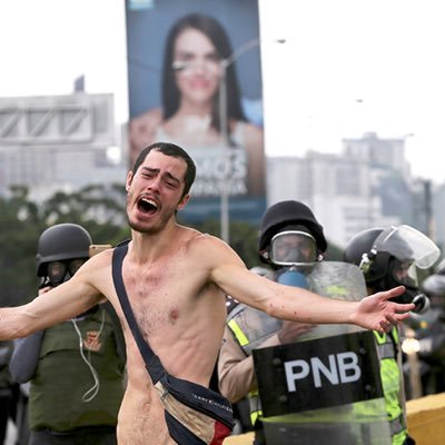 _DolarYesterday's tweet photo. .@Globoterror SE COMENTA "La MUD es tan miserable q en vez de pagarle a las chicas POLAR para q protesten desnudas, manda a un flaco alemán" https://t.co/f7EmeYUWPL