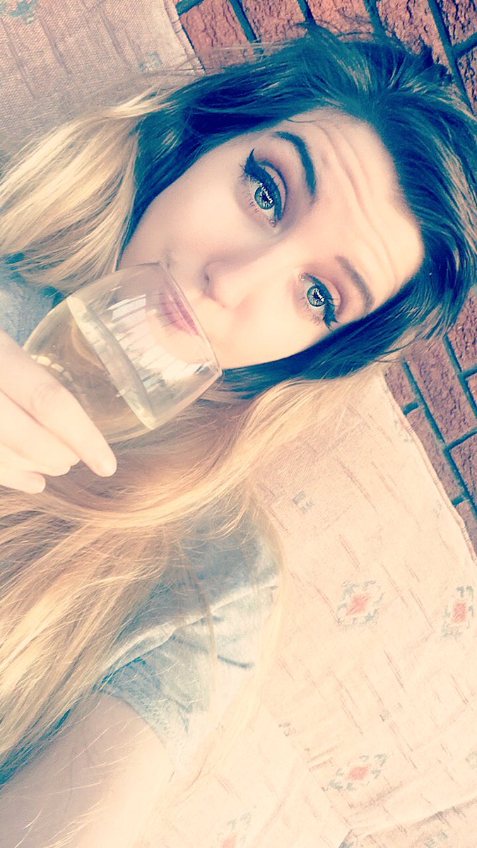 JennyLConstable's tweet photo. What exams??? #wineanddystopia #mostlywine https://t.co/FJkvIcca6c