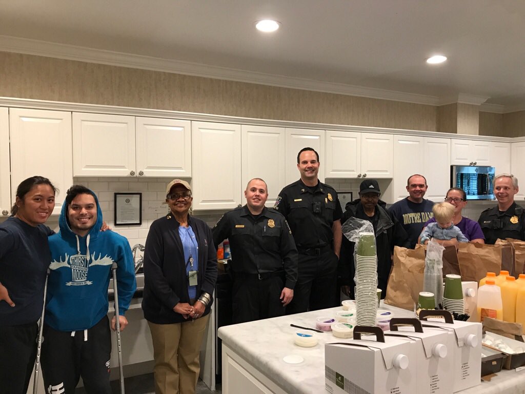 MCPDHQ's tweet photo. Ofcs had the honor of sharing breakfast with veterans at the Fisher House at the Walter Reed Medical Center in Bethesda.#FisherHouseFdtn https://t.co/gDsAsDD7tE