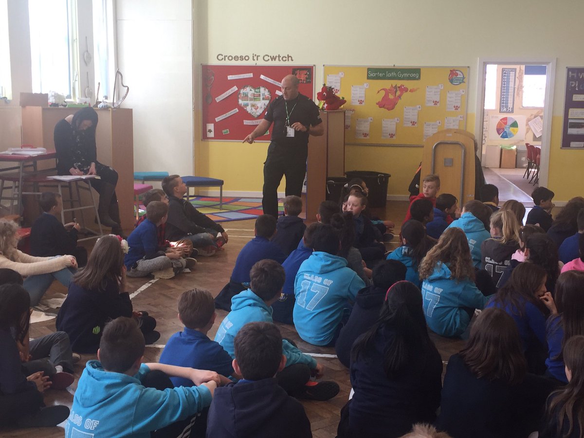 brynmillmrsj's tweet photo. PC Craig came today with another strong message... making choices.... @schoolbeat https://t.co/b8fGVbBTQp