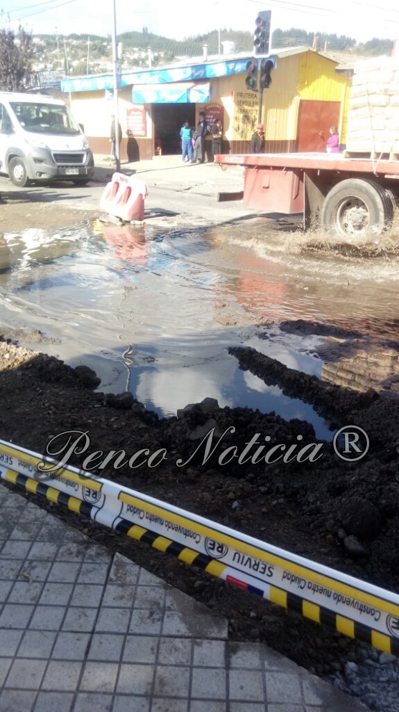 @prensaessbio <a href="/essbio/">Essbio</a> camara de aguas servida tapada en la intersección de calles Maipu con Freire en Penco.