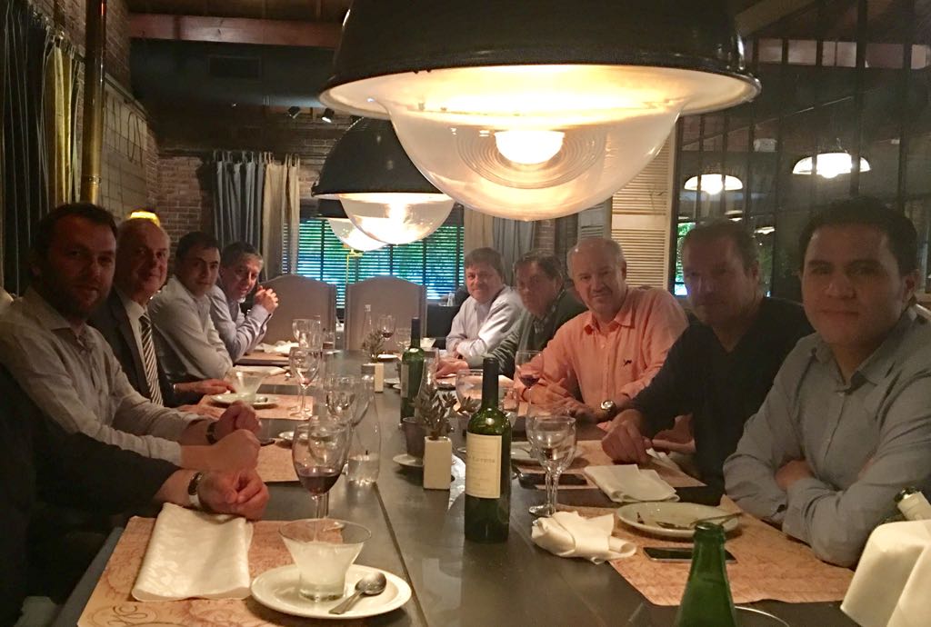 RRIICASLA's tweet photo. Directivos de @RRIICASLA almorzando con directivos de la delegación de Univ. Católica de Chile
@VelazquezLuis 
@SanLorenzo https://t.co/fX8nOCmUaA