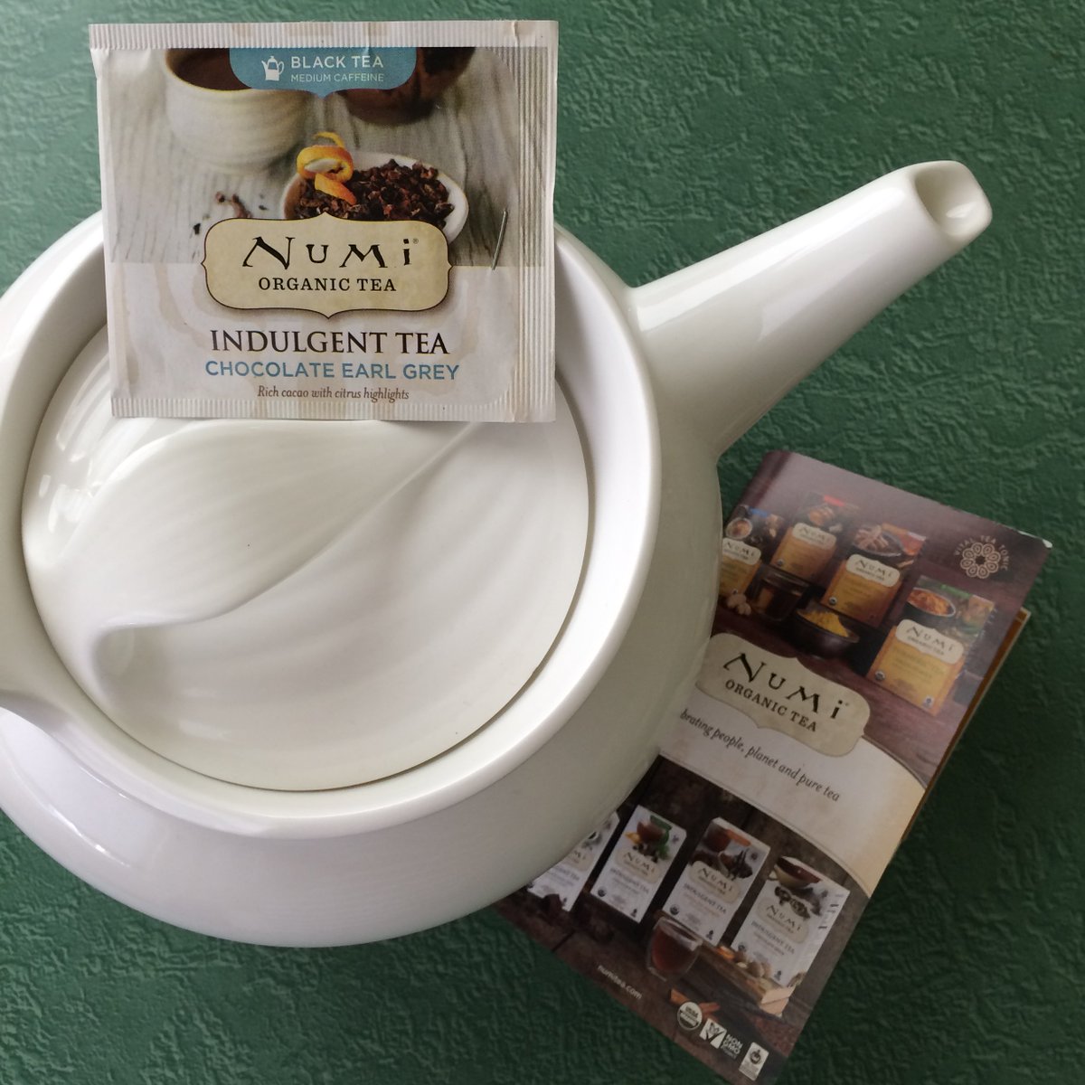 helpamotherout's tweet photo. We really enjoyed giving out these goodies, courtesy of @NumiTea.Favorite: chocolate earl grey #helpamotherout #hamotea https://t.co/qQIG4evLGe