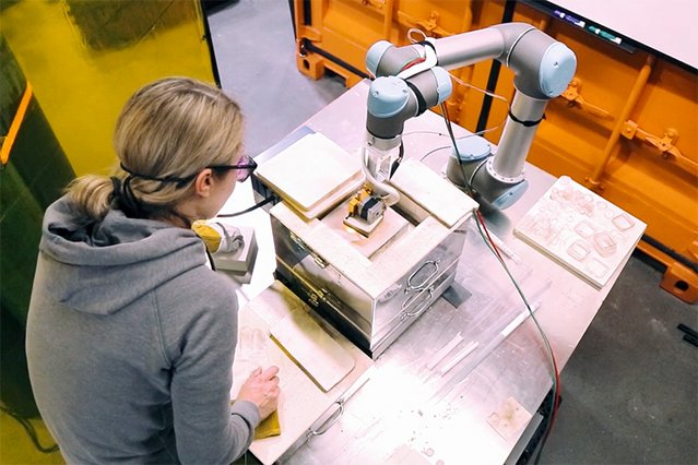 AutodeskEP's tweet image. #AutodeskPier9 resident Stefanie Pender teaches a robot the art of glassmaking via @designboom autode.sk/2oImuXp