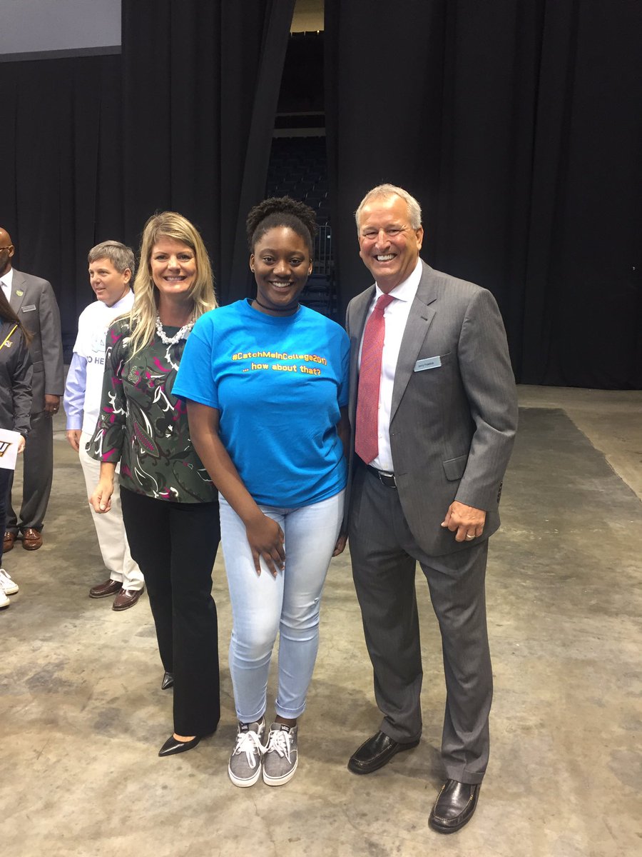 tinker_tree's tweet photo. My Keona won a $1,000 scholarship!!!!!! #catchmeincollege2017 #PLTWproud https://t.co/ZBPV4KogPw