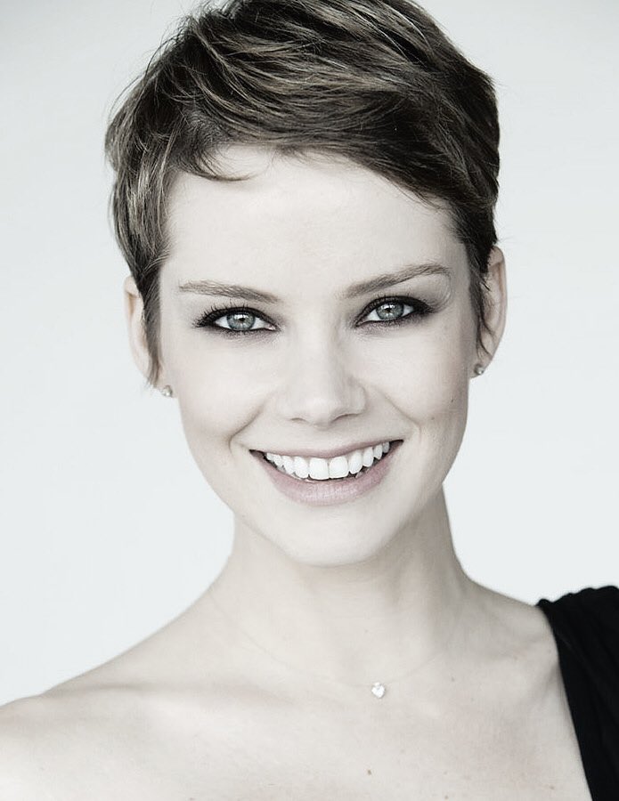    Happy birthday to the gorgeous Andrea Osvárt! ¡Feliz cumpleaños 