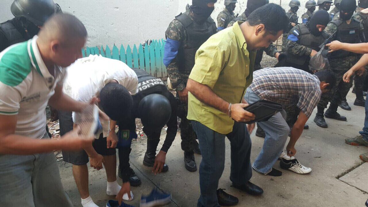 JuanOrlandoH's tweet photo. La lucha no se detiene, #OperaciónArpía2 da nuevo golpe enviando a El Pozo a más delincuentes para proteger al pueblo hondureño. https://t.co/Li1qL8mm1S