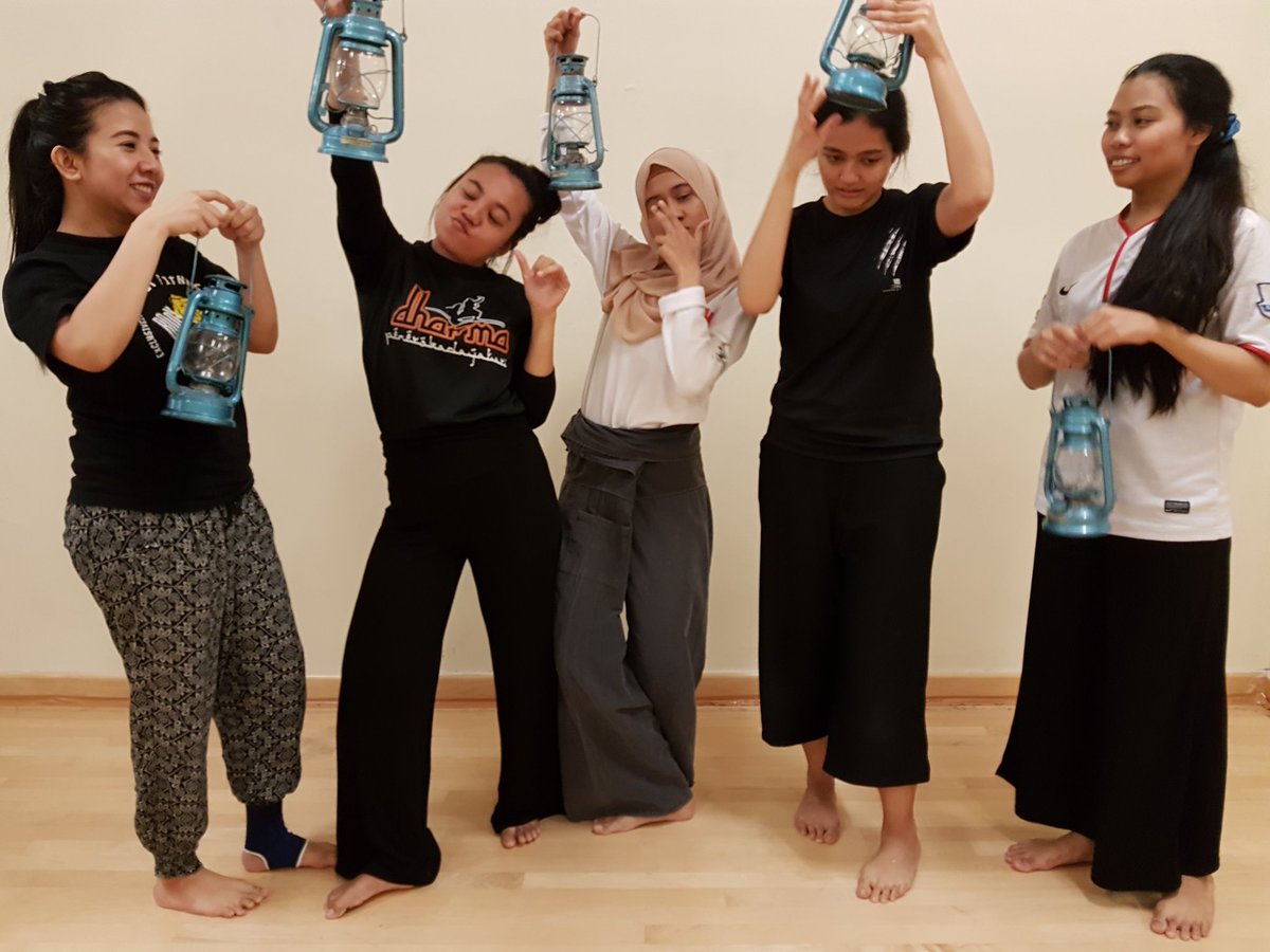 nrlfarahani_'s tweet photo. #teamfara #teamzapin urmm, still thinking of the title of my piece... anyways, wekendudis ya girls! πππ¦ https://t.co/b0aPwvjGLB