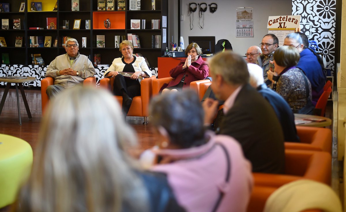 yanina107's tweet photo. La Pdta. @mbachelet celebró en la Biblioteca de Santiago el #DíaDelLibro... https://t.co/fksmPtoAlP by #consejocultura via @c0nvey https://t.co/EIHsISCHLp