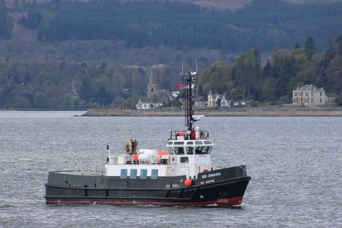 ArgyllSeaGlass's tweet photo. Tug SD Omagh &amp; @hms_pembroke &amp; #ClydeClipper on #LochLong #Argyll today #Tugs #Ferries #Shipping https://t.co/kfvICdX3DW