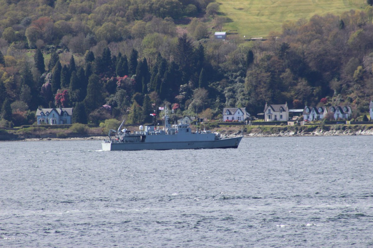 ArgyllSeaGlass's tweet photo. Tug SD Omagh &amp; @hms_pembroke &amp; #ClydeClipper on #LochLong #Argyll today #Tugs #Ferries #Shipping https://t.co/kfvICdX3DW
