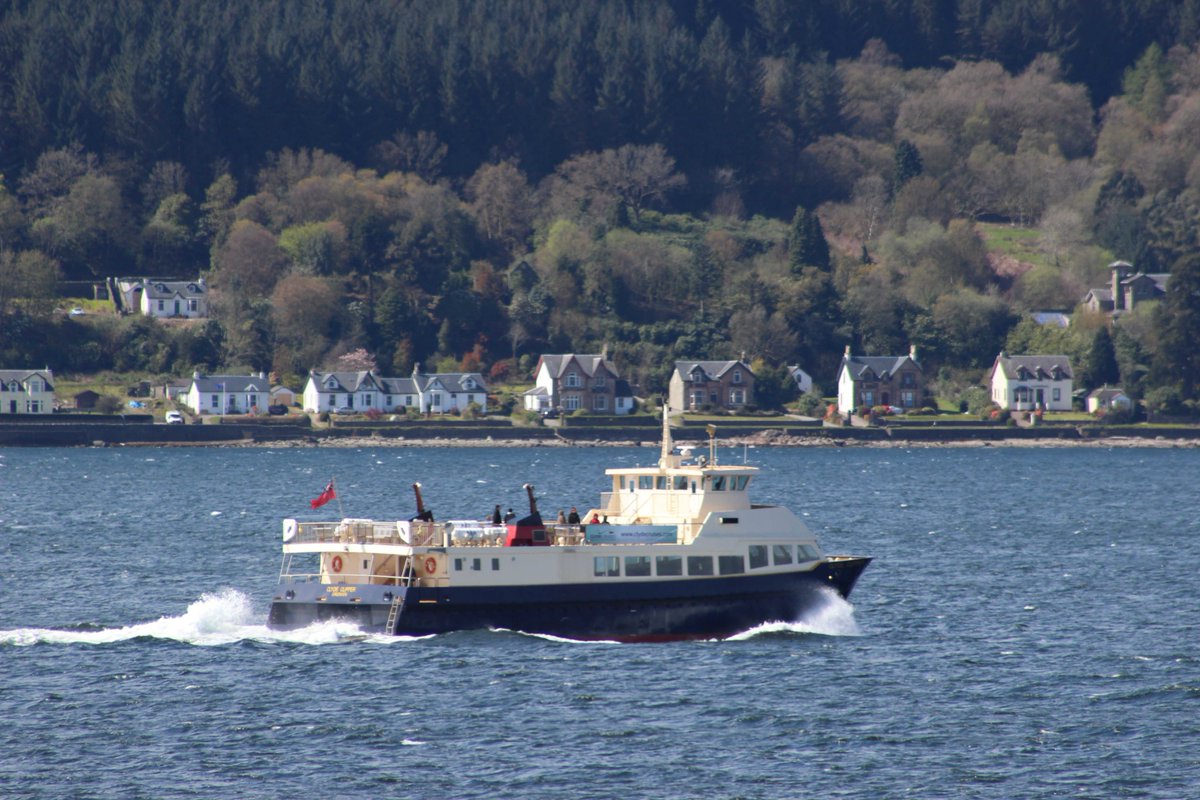 ArgyllSeaGlass's tweet photo. Tug SD Omagh &amp; @hms_pembroke &amp; #ClydeClipper on #LochLong #Argyll today #Tugs #Ferries #Shipping https://t.co/kfvICdX3DW