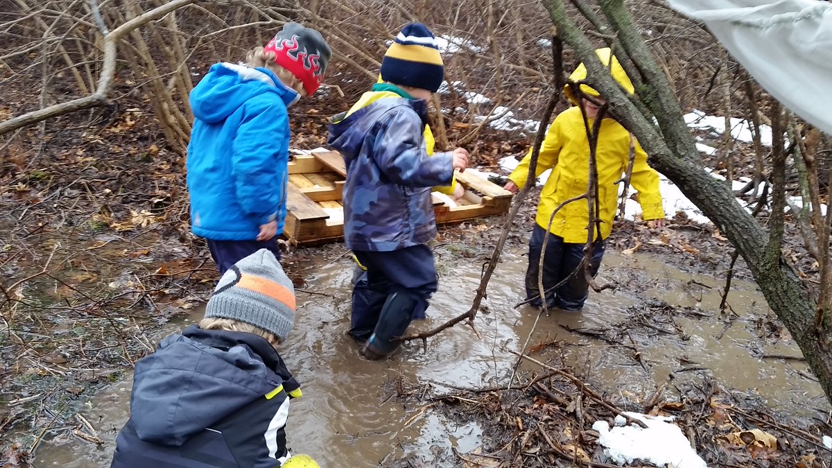 HNLearning's tweet image. SPRING ~ splashing in puddles and squishing in mud!