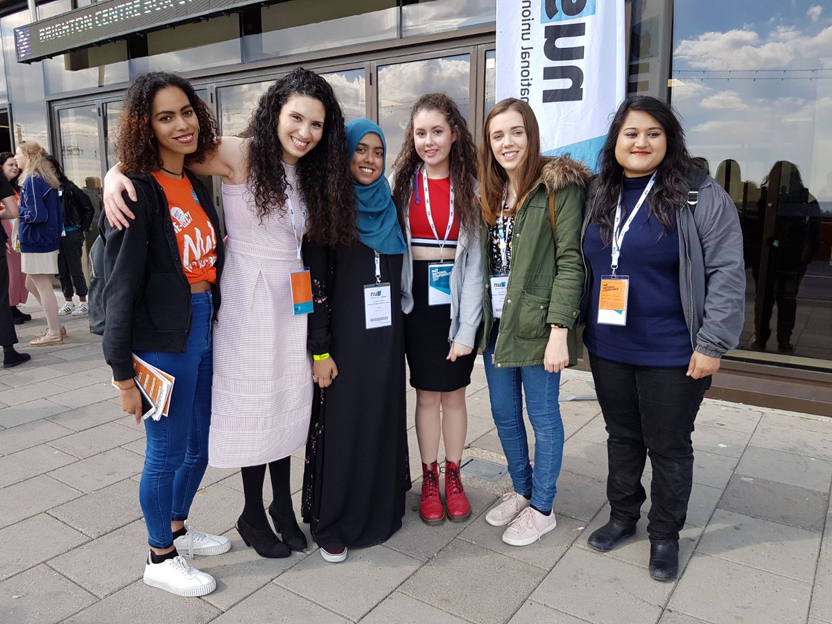 AyoBMEStudents's tweet photo. Malia and Delegates! #ReElectMalia #NUSDelegate #NUSNC17 https://t.co/4Dv6rwNyLE