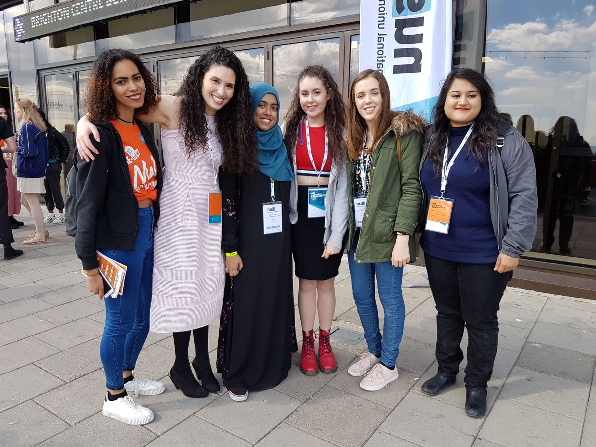 AyoBMEStudents's tweet photo. Malia and Delegates! #ReElectMalia #NUSDelegate #NUSNC17 https://t.co/4Dv6rwNyLE