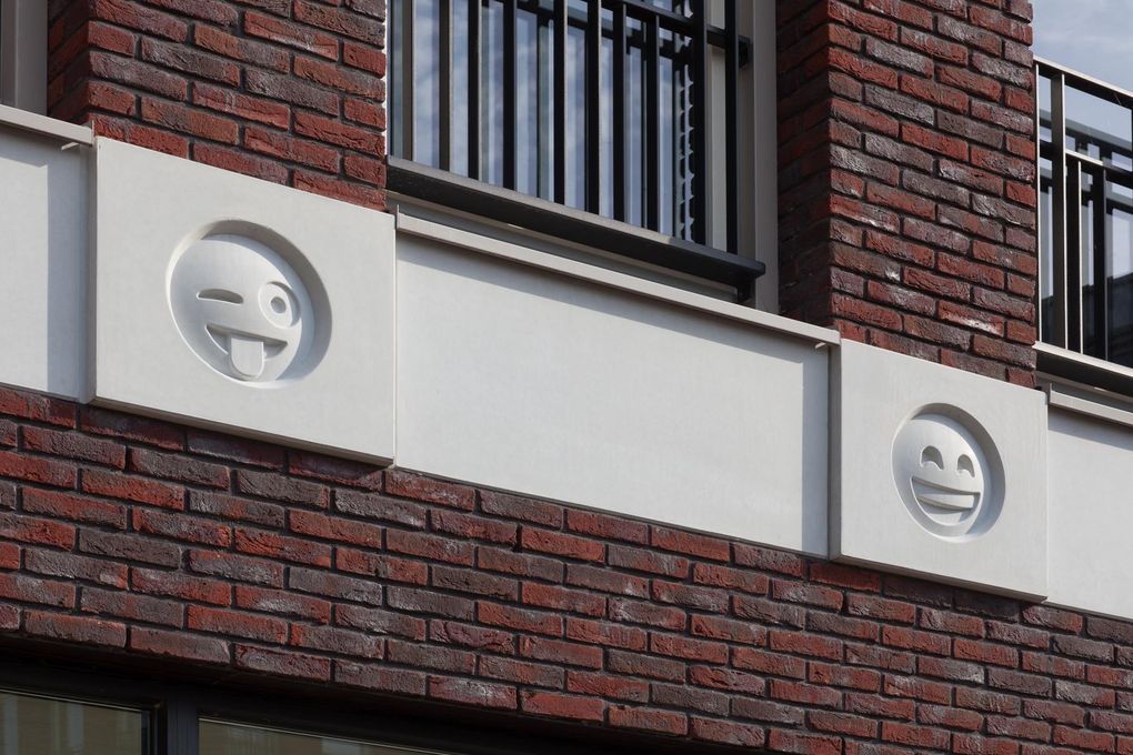 htmlforhumans's tweet image. Emoji gargoyles on a building in Amersfoort - architect says it’s better than using “heads of the king or whatever” theverge.com/tldr/2017/4/24…