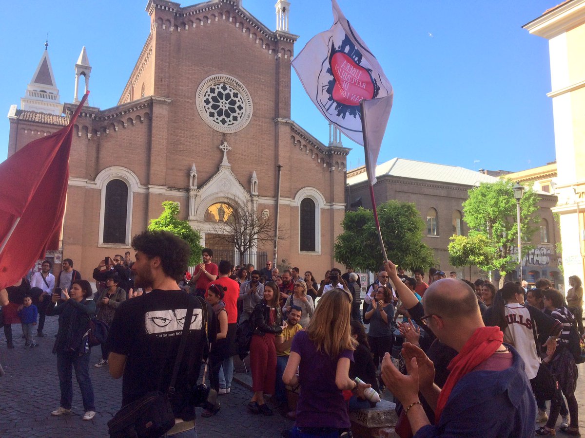 RomaComune's tweet photo. Gli spazi sociali festeggiano la #Liberazione e ne fanno pratica quotidiana. #6maggio Corteo #RomaNonSiVende #nosgomberi #nobando https://t.co/Mp5EHGwJdi