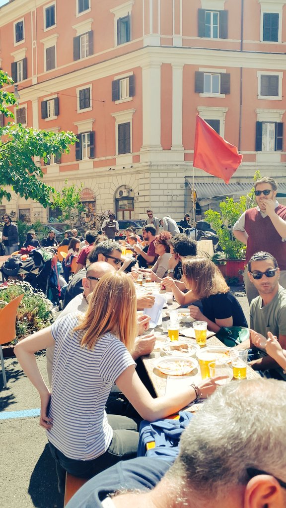 RomaComune's tweet photo. Gli spazi sociali festeggiano la #Liberazione e ne fanno pratica quotidiana. #6maggio Corteo #RomaNonSiVende #nosgomberi #nobando https://t.co/Mp5EHGwJdi