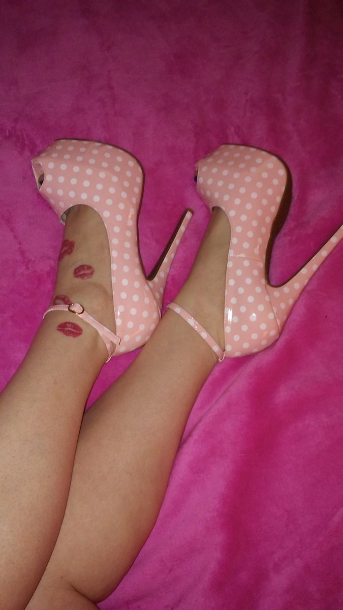 queen_stable's tweet photo. The Queen is up, time to spoil the Queen's lovely feet with gifts. Hurry up pigs. #Queenofall #sexyfeet #Goddessinheels @DevoseSecret https://t.co/35XMzVnhm9