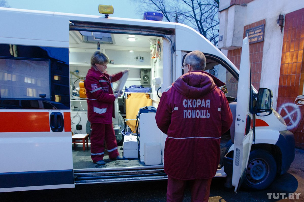 внутри скорой помощи. внутри скорой помощи. врач скорой медицинской помощи ночью. фельдшер. машина скорой помощи врачи.