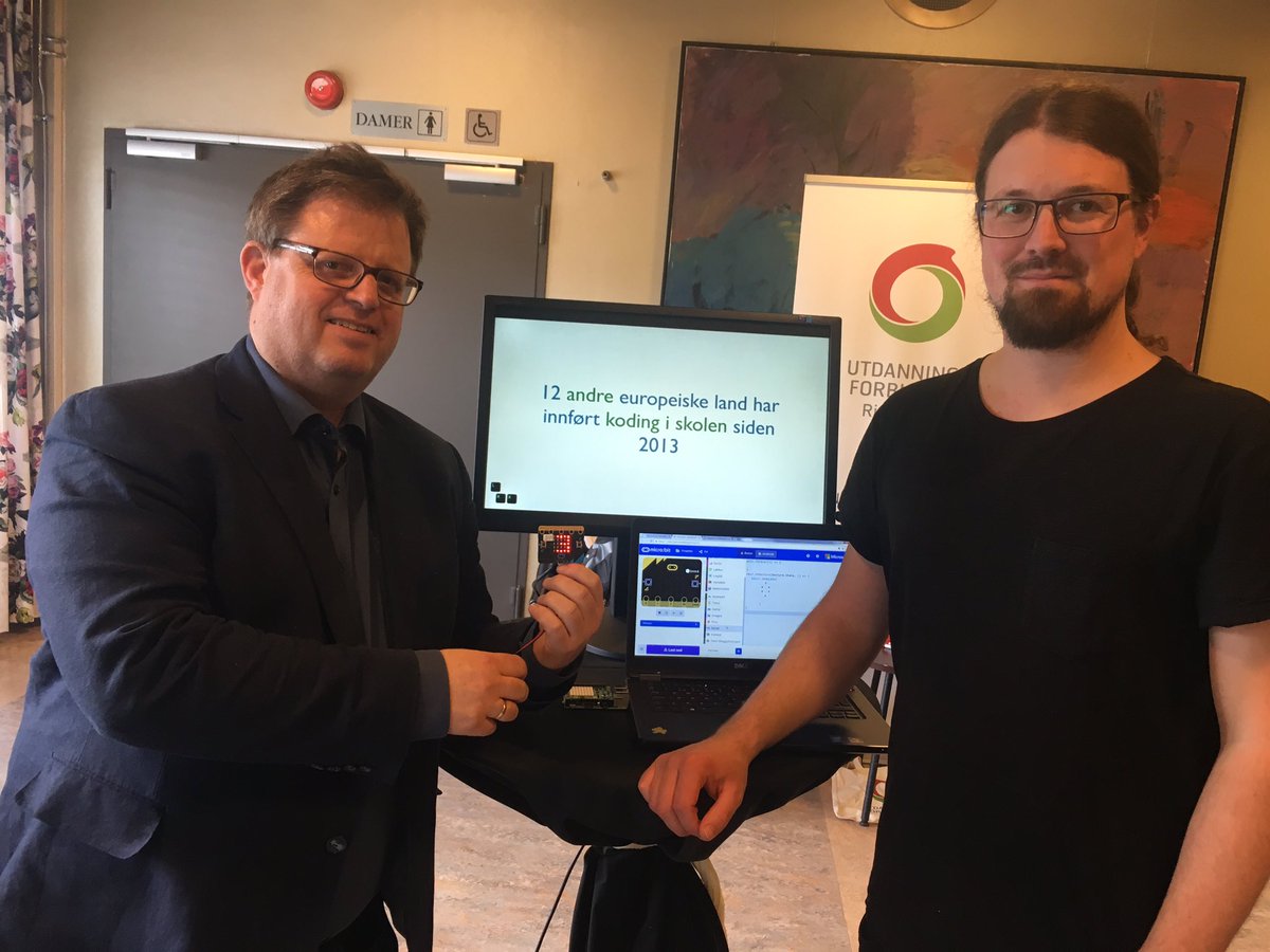 På plass på "Teknologi og koding" konferanse i Brumunddal med @cmyrland. <a href="/kidsakoder/">Lær Kidsa Koding!</a> / <a href="/kodeiskolen/">LKK - Kode i skolen</a> må ha egen stand selvfølgelig