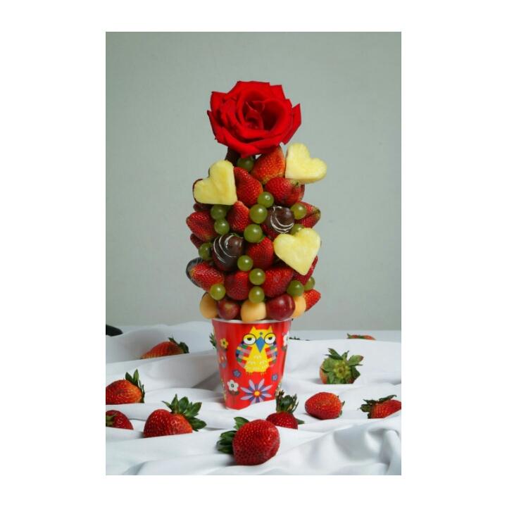 DulceChocoFruit's tweet photo. Taza decorada de frutas y chocolate un regalo inolvidable reserva a tiempo para este proximo dia de las madres 04143868692 https://t.co/sRJ7nXfmF9