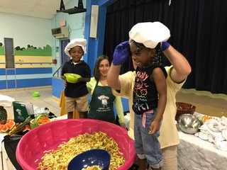BeckfordPLC's tweet photo. Healthy eating happens @BeckfordPLC!  Head Start and VPK kids team up with "Short Chef" to prepare a healthy salad! @mdcps_oecp https://t.co/avfnvTc5EP