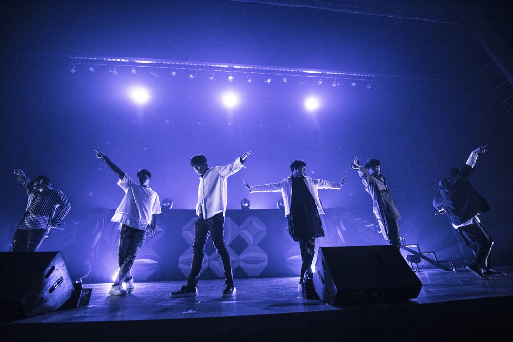 Kkorepo's tweet photo. 急遽レコーディングされた6人最後の新曲「＃OnlyEverYours」では、「いろんな意味が込められた曲であり、今日この日のための曲だと思っています。」とリーダー・スヒョンが紹介し歌い始めたものの、涙をこらえきれない　#UKISS　https://t.co/DdSFhGrFxo https://t.co/NRbXlaV2Nb