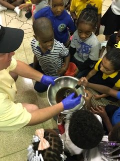 BeckfordPLC's tweet photo. Healthy eating happens @BeckfordPLC!  Head Start and VPK kids team up with "Short Chef" to prepare a healthy salad! @mdcps_oecp https://t.co/avfnvTc5EP