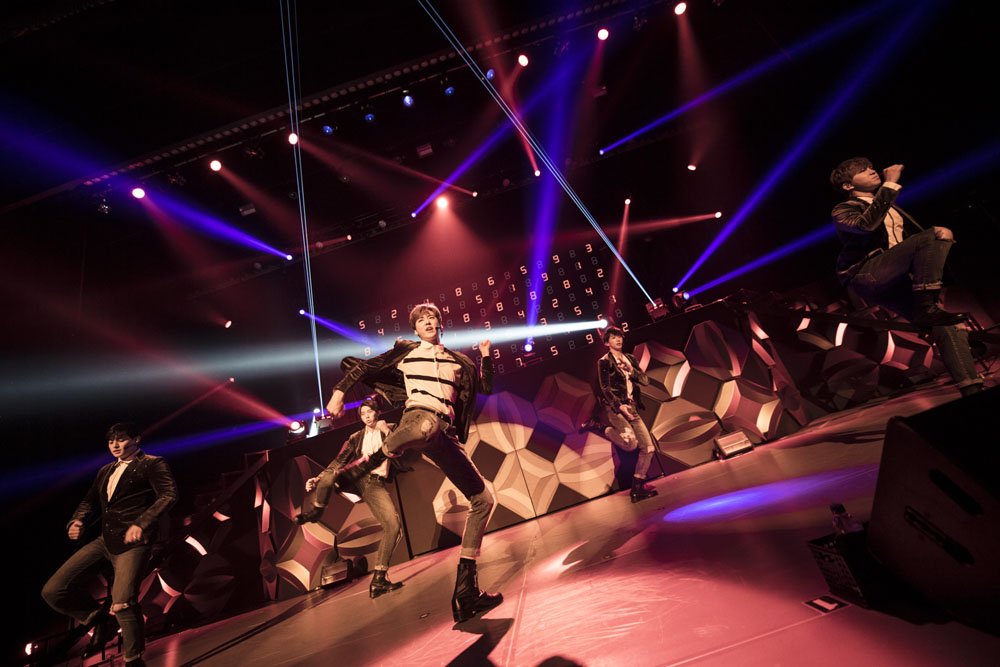 Kkorepo's tweet photo. 急遽レコーディングされた6人最後の新曲「＃OnlyEverYours」では、「いろんな意味が込められた曲であり、今日この日のための曲だと思っています。」とリーダー・スヒョンが紹介し歌い始めたものの、涙をこらえきれない　#UKISS　https://t.co/DdSFhGrFxo https://t.co/NRbXlaV2Nb