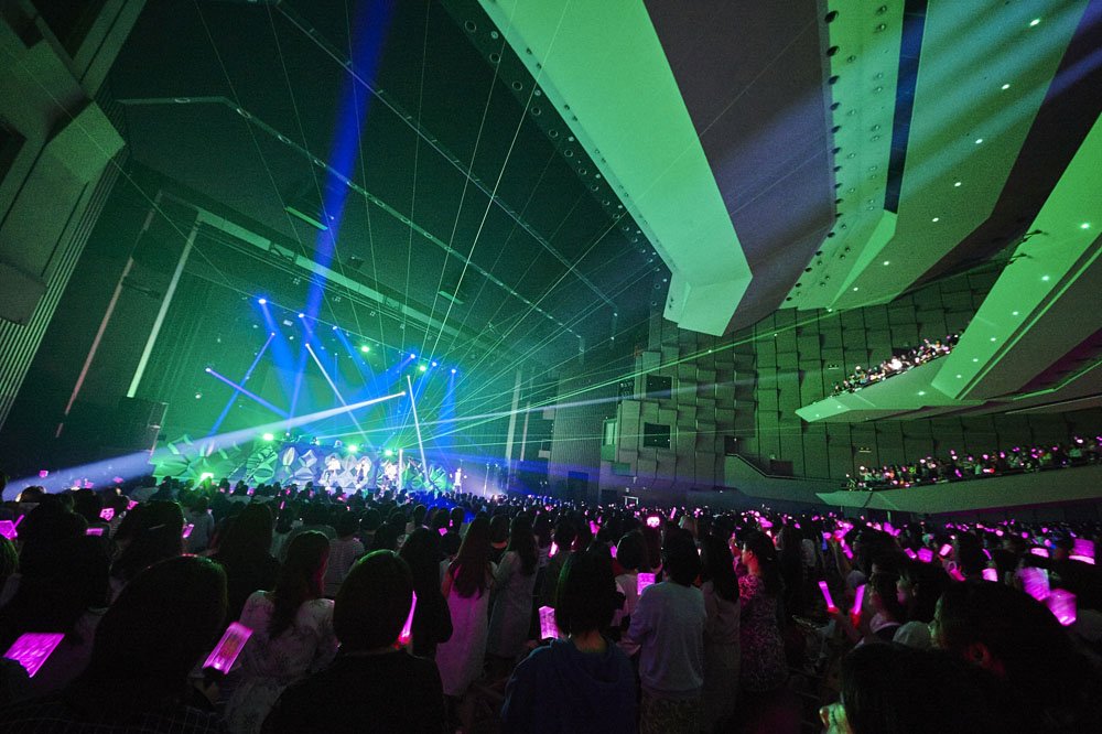 Kkorepo's tweet photo. 急遽レコーディングされた6人最後の新曲「＃OnlyEverYours」では、「いろんな意味が込められた曲であり、今日この日のための曲だと思っています。」とリーダー・スヒョンが紹介し歌い始めたものの、涙をこらえきれない　#UKISS　https://t.co/DdSFhGrFxo https://t.co/NRbXlaV2Nb
