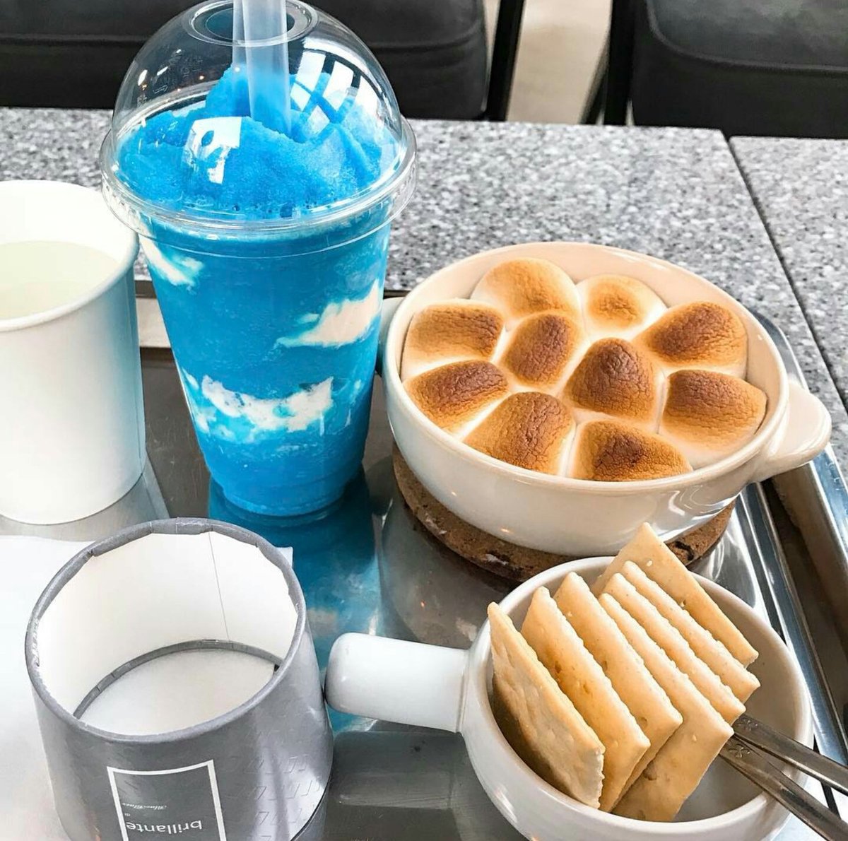 Seoul_Cafe's tweet photo. เครื่องดื่มลายเมฆและท้องฟ้า ☁☁ กำลังฮิตแรงที่แทกู! เมนู Cloud Smoothie และ Green Tea Smoothie ของร้าน brillante เก๋สุดอะไรสุด https://t.co/3qVrN3AFDJ