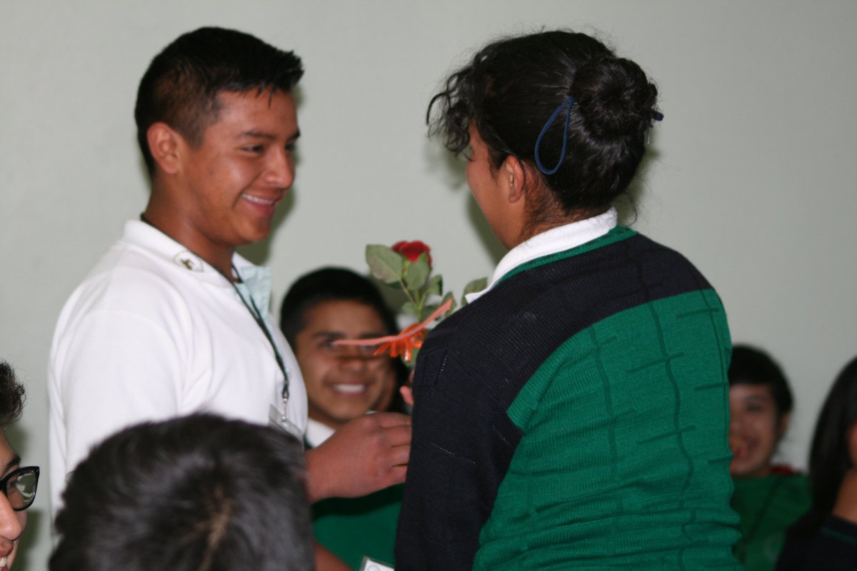 CecytemJocot's tweet photo. Para erradicar la NO VIOLENCIA hacia la MUJER los alumnos obsequian rosas a las alumnas del Plantel
@somoscecytem @SeducEdoMex https://t.co/Eq5aftkSdO