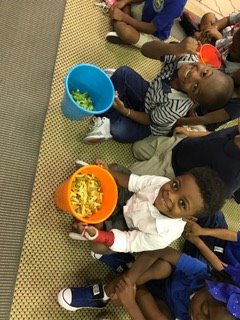 BeckfordPLC's tweet photo. Healthy eating happens @BeckfordPLC!  Head Start and VPK kids team up with "Short Chef" to prepare a healthy salad! @mdcps_oecp https://t.co/avfnvTc5EP
