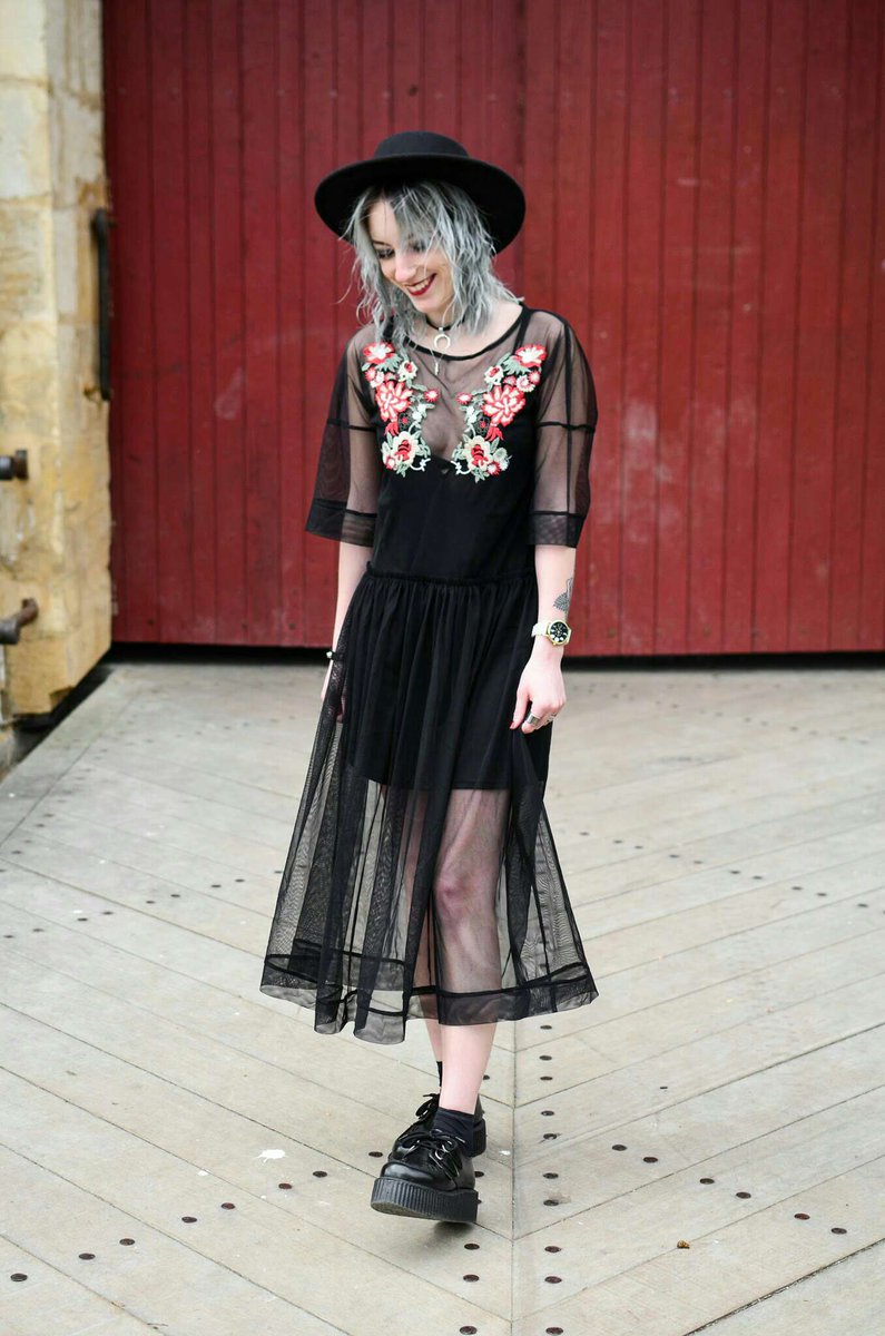 Famest's tweet photo. On adore le total look noir romantique de @Saskiabzn ! #lotd #Famest #HallOfFame https://t.co/CJ1Q65FemY