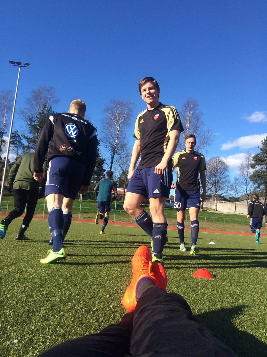 Knappe halvtimen til årets sesong sparkes i gang for A-laget. Vår frontmann er usedvanlig lett på labbene i oppvarmingen! #ForzaGalgen
