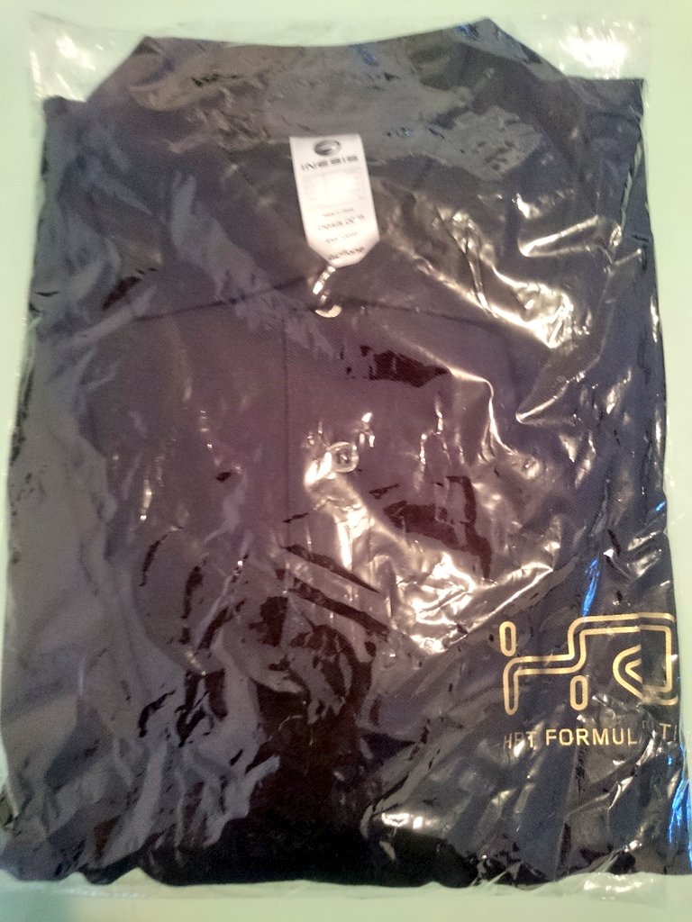 AlbertFabrega's tweet photo. Cerrando maleta para Sochi #RussianGP.  En armario encontré este polo a estrenar d #HRT. Retuit para quien lo quiera. Os gusta? #ganasdef1 https://t.co/7PSC26ks8m