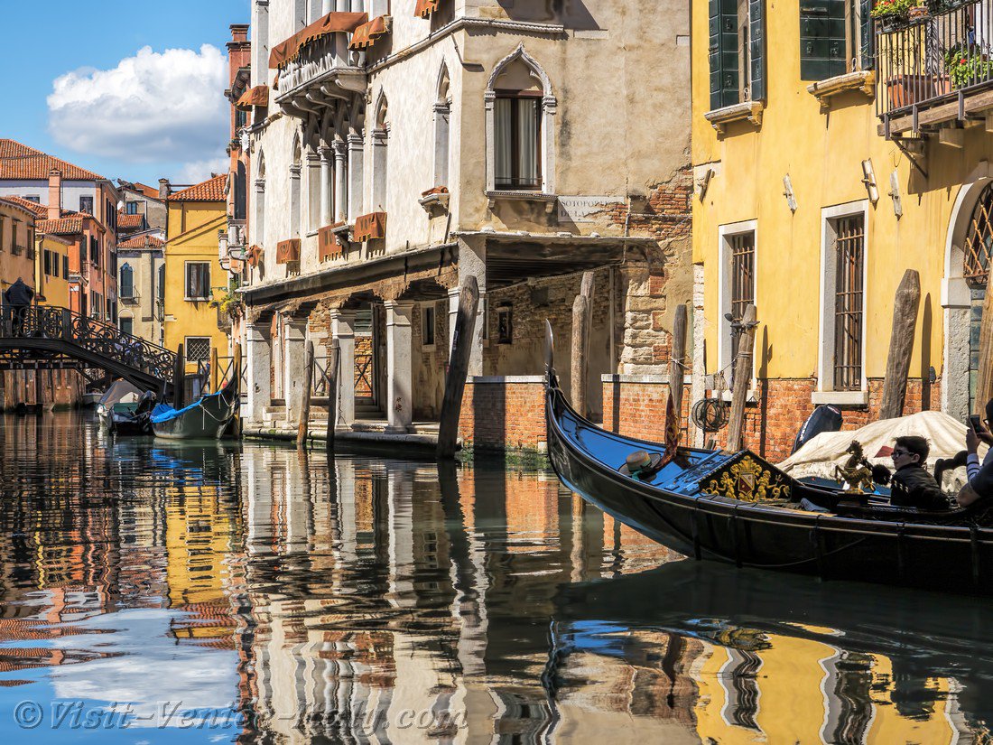ItalyVisit's tweet photo. Gondola and reflections on Priuli Santa Sofia Canal and the Benedetta Palace (15th C.) in Cannaregio District in Venice. #gondola #Venice https://t.co/cjXHLjz2Ew